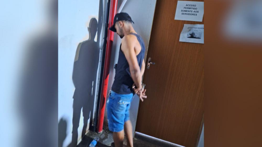 Homem agride companheira com ‘lapadas’ de facão e passa o carnaval preso