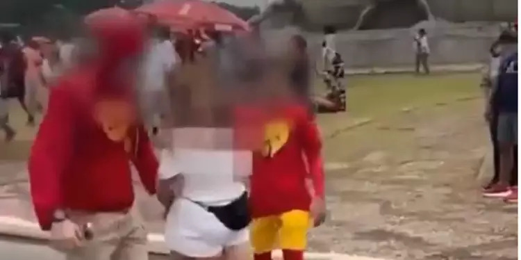 Policiais fantasiados de 