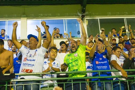 Águia vira sobre o Coritiba, enlouquece torcida e avança na Copa do Brasil