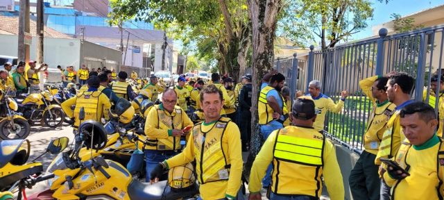 Mototaxistas protestam para que serviço de aplicativo seja fiscalizado