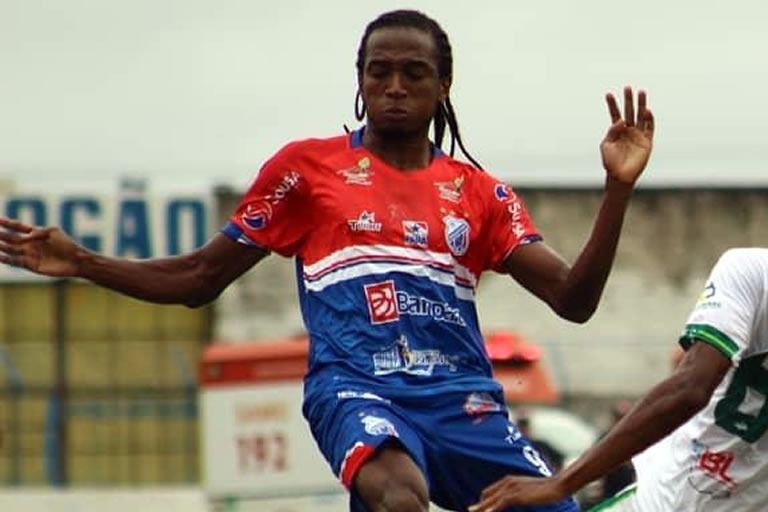 Torcedor do Águia vai preso após denúncia de racismo contra jogador do Caeté