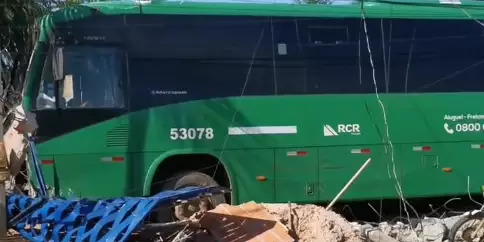 Motorista de ônibus sofre AVC e atinge muro em Parauapebas