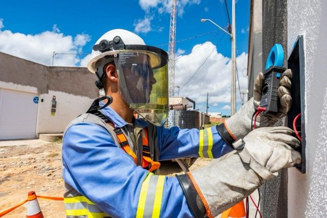 Conheça os riscos de realizar ligações clandestinas de energia