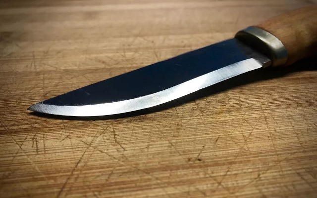 Discussão de casal acaba com homem esfaqueado e mulher presa