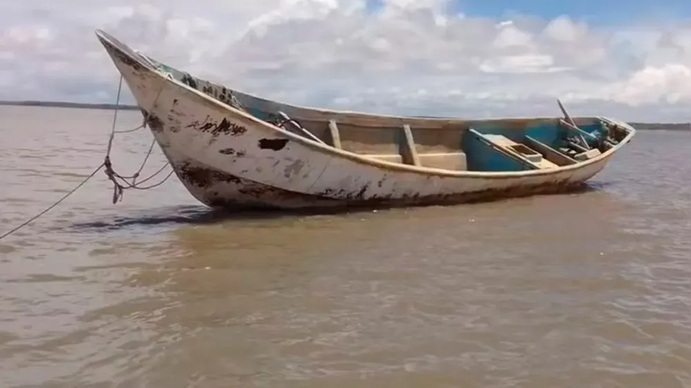 Vídeo: ao menos 25 pessoas estavam em embarcação à deriva