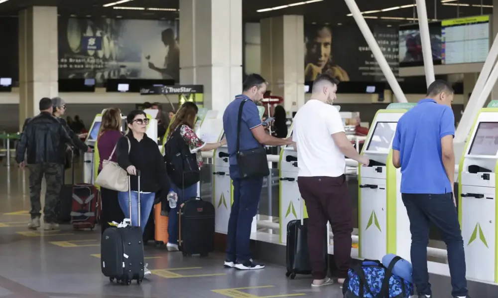 Com voos cancelados, aeroporto permanece fechado