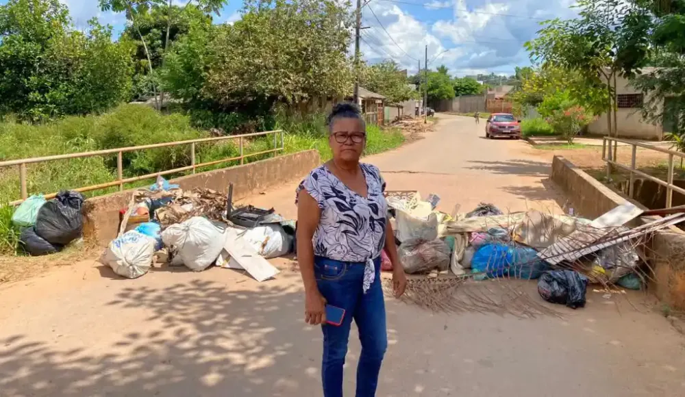 Após atraso em coleta, moradores de Parauapebas interditam rua com sacos de lixo