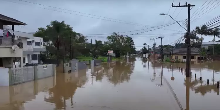 Enchentes agora atingem SC; mais de 800 estão fora de casa devido a inundações