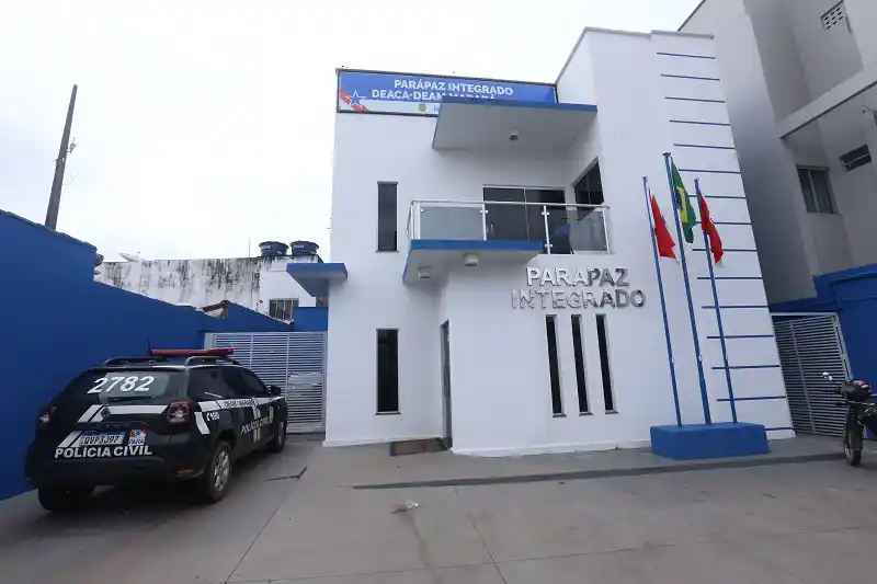 Filho agride a mãe após ser acordado para ir à escola