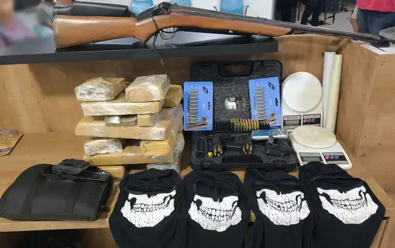 Após denúncia, homem é preso com 10 kg de maconha, armas e munições