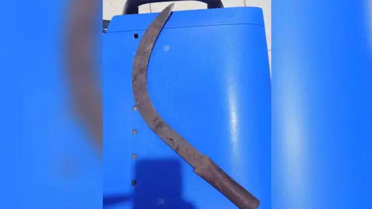 Homem é preso após agredir a companheira com foice em Tailândia