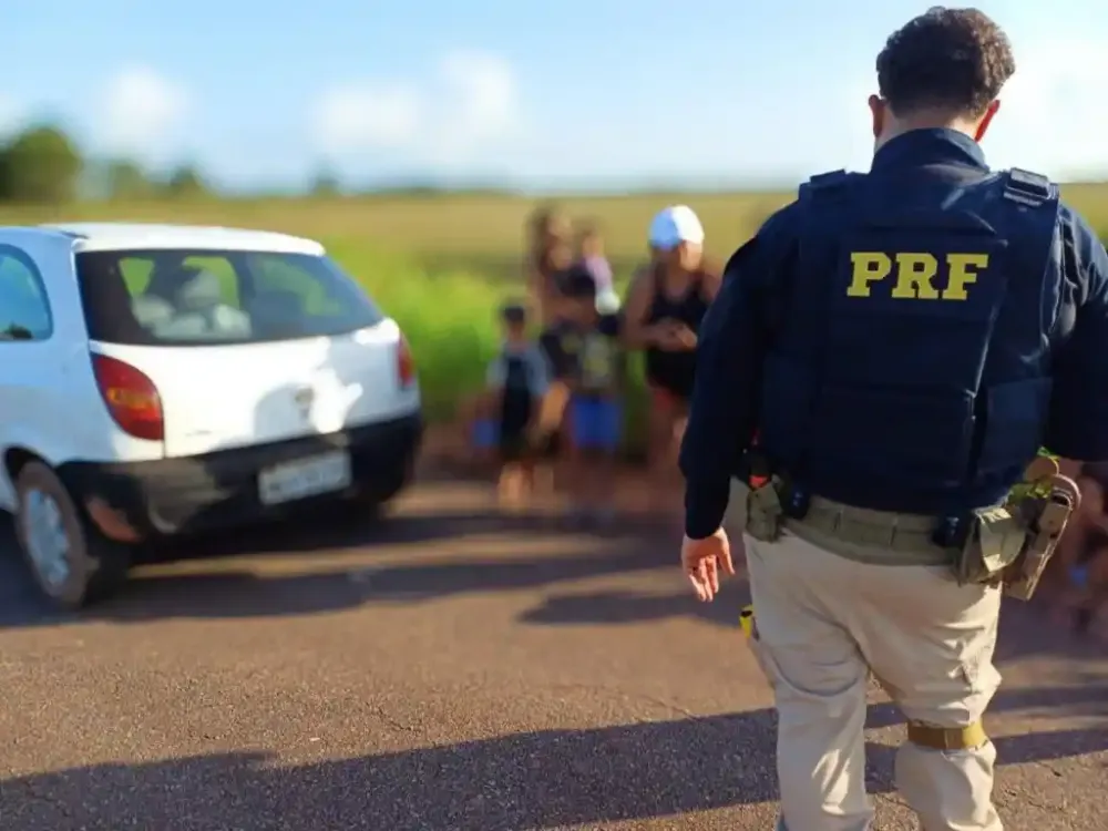 PRF aborda Celta com 11 passageiros e um cachorro a bordo