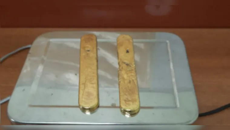 Passageiro recusa comida e é preso com 1kg de ouro no ânus