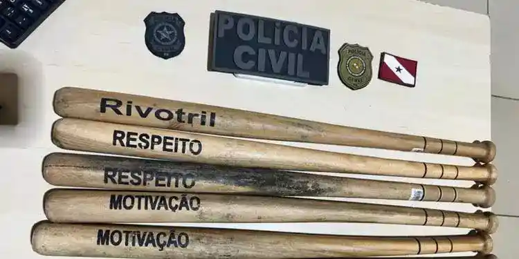 Bastões que eram vendidos com palavras de incitação à violência são apreendidos em Itaituba