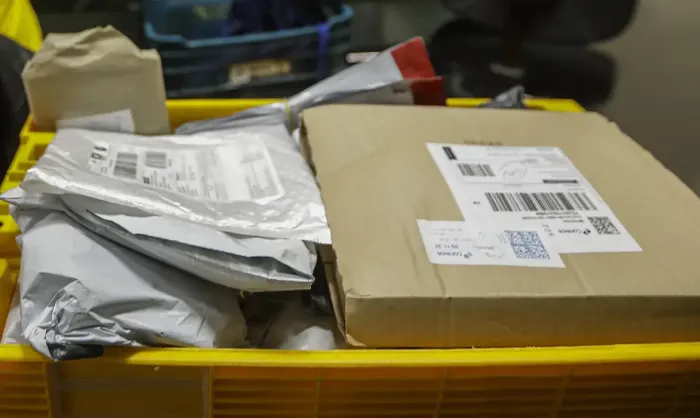 alerta sobre golpe cobrando taxa para retirar encomenda