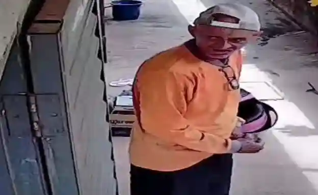 Homem é flagrado se masturbando em frente a uma quitinete