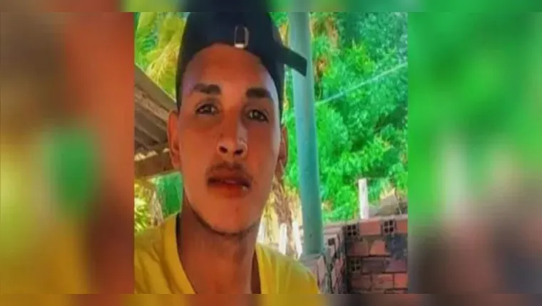 Jovem morre ao ser atingido por raio quando mexia no celular