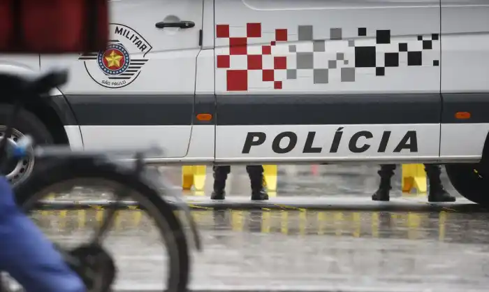 PM que arremessou homem de ponte é preso