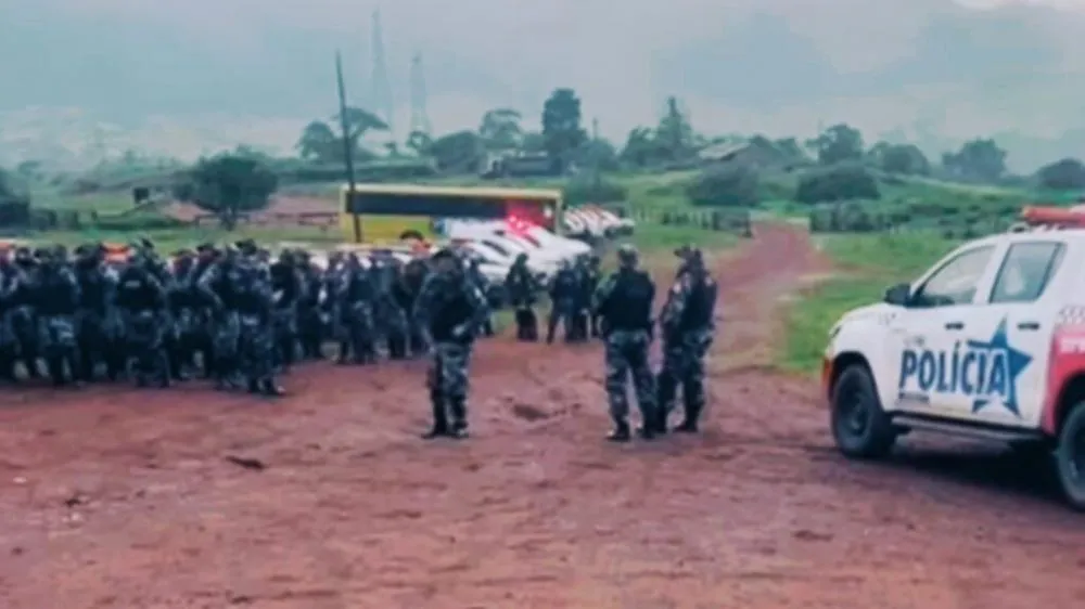 Tropa da PM realiza reintegração de posse na Fazenda Boi Gordo, em Canaã