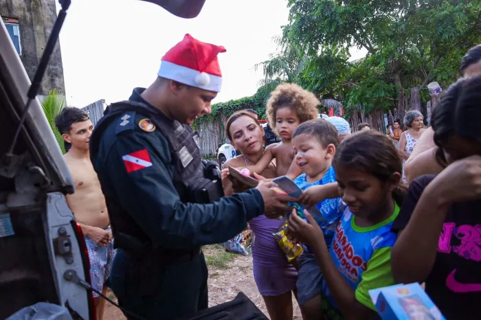 Natal solidário da PM leva presentes para crianças em situação de vulnerabilidade