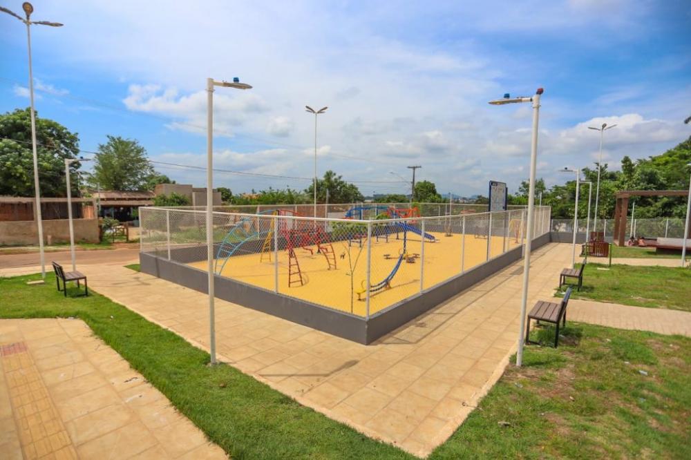 Canaã inaugura praça do Vale da Bênção e população recebe ceia de natal