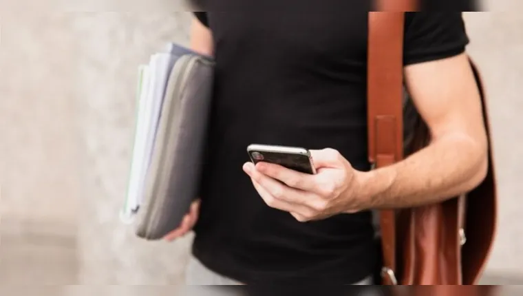 Especialistas apontam desafios para restrição de celular nas escolas