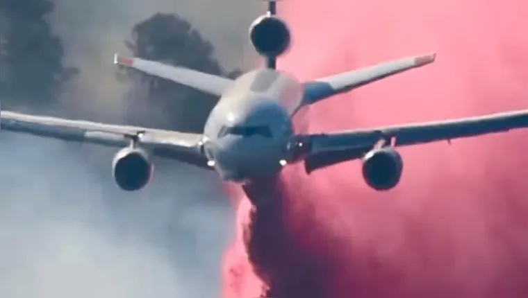 Pó rosa é jogado para combater incêndios em Los Angeles