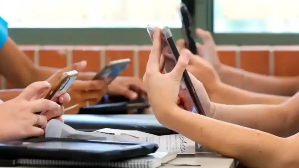 Saiba como redes de ensino que proíbem celulares aplicam as regras