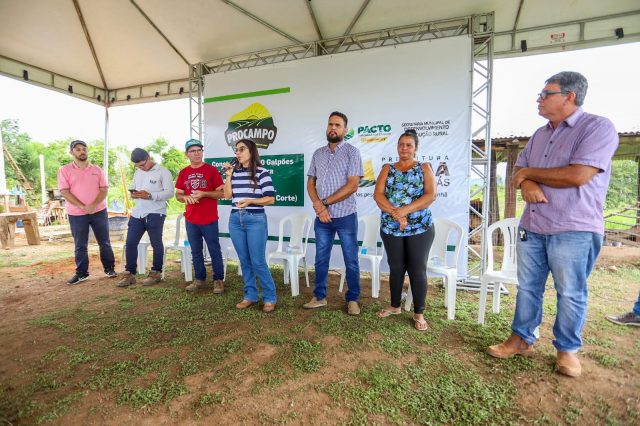 Prefeitura autoriza construção de 30 galpões para criação de galinhas e produtores comemoram