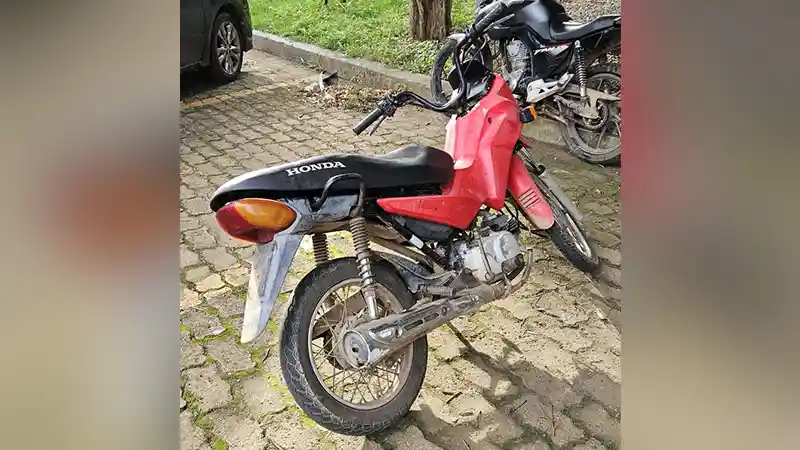 Falta de capacete e de placa entrega moto roubada