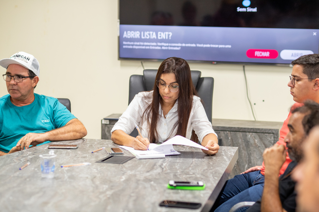 Prefeita assina ordens para novas cinco obras. Ao todo serão R$ 75 milhões em investimentos.