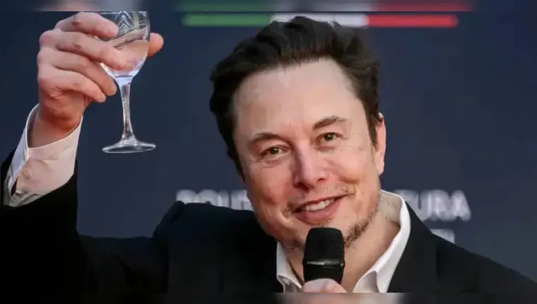 Idosa acredita viver romance com Elon Musk e perde R$ 150mil