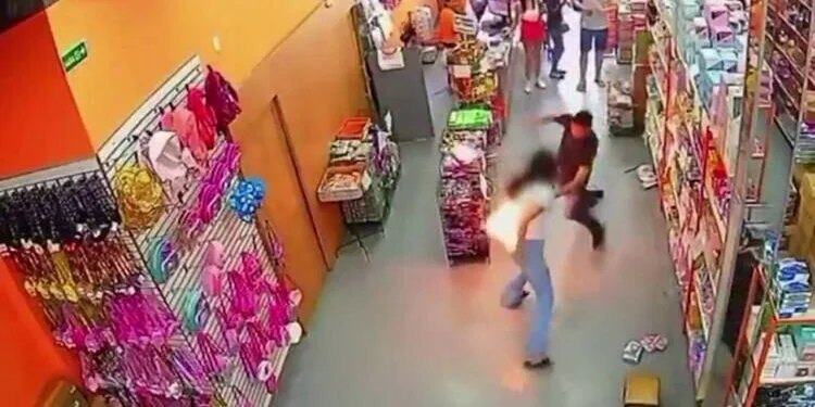 Celular explode no bolso de calça de jovem; tem vídeo