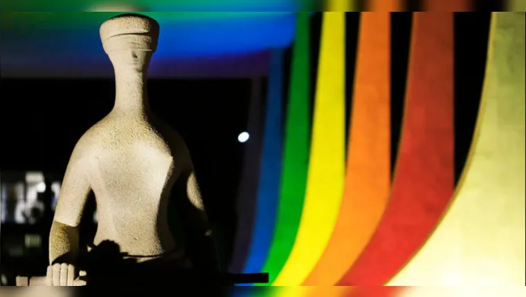 Maria da Penha agora vale para casais homoafetivos, travestis e trans