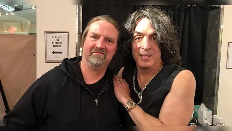 Guitarrista do Kiss morre em acidente de carro aos 61 anos