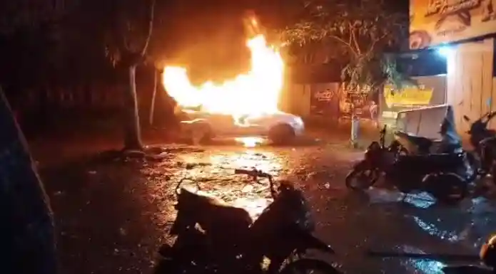 Furioso, motorista incendeia veículo após perder a chave