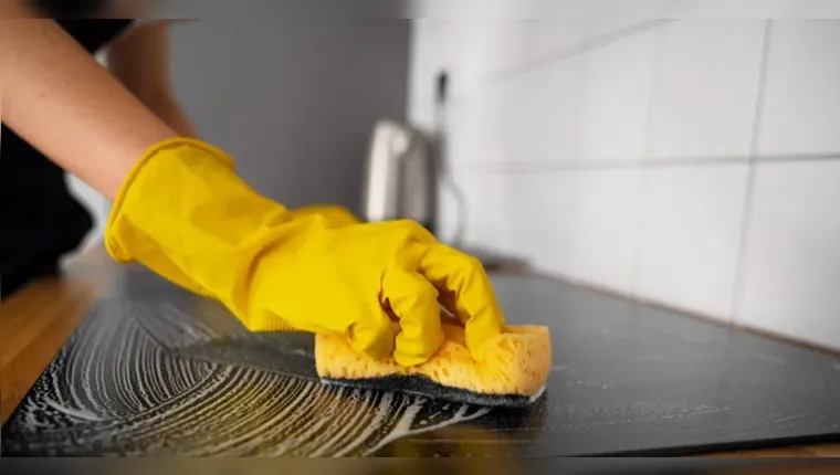 Veja quando trocar a esponja de cozinha para evitar contaminações