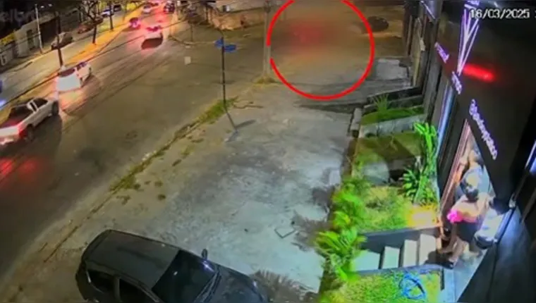 Vídeo: homem é atropelado após agredir ex-mulher com ferro