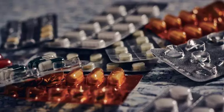 Durante o uso deste medicamento é indicado suspender o consumo de bebidas alcoólicas (Reprodução)