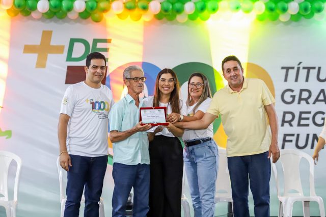 Idurb comemora entrega de documentos de legitimação fundiária em Canaã