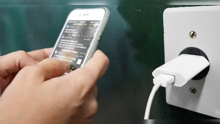 Morte de adolescente alerta para uso do celular durante o banho