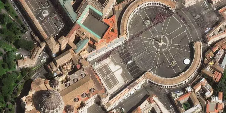 Imagens de satélite mostram multidão em fila para se despedir do papa Francisco no Vaticano; veja