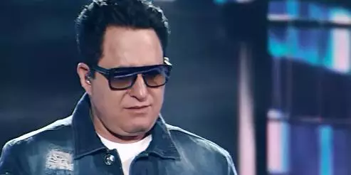 Marrone 'passa bem' após cair de palco e bater a cabeça, mas permanece internado