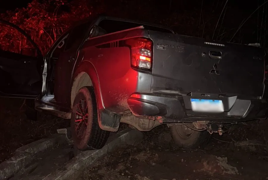 Policiais trocam tiros com criminosos e recuperam caminhonete roubada