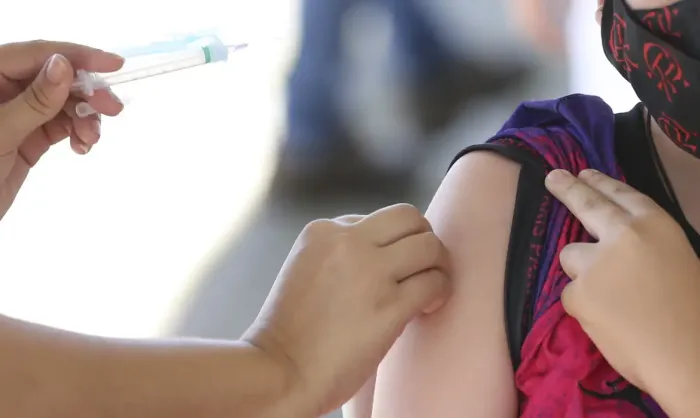 Idosos de 70 anos já podem se vacinar contra a nova cepa da covid-19