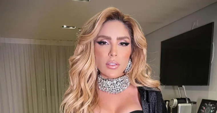 Manu Bahtidão atende fãs na chuva após show em Belém