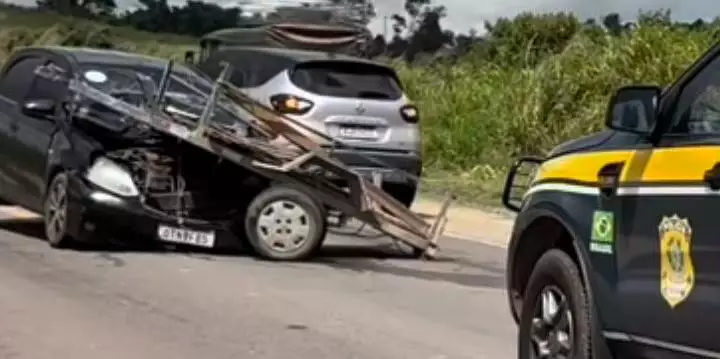 ​Família fica ferida após carretinha se soltar e atingir carro na BR-010, em Paragominas
