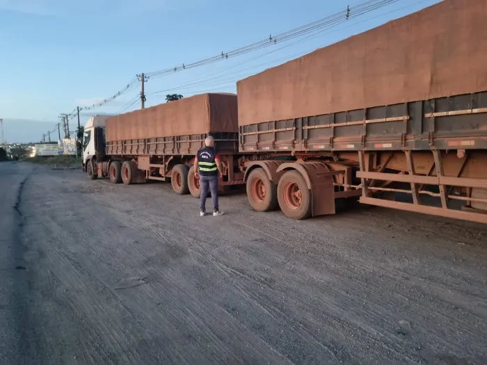 Sefa apreende 115 fardos de confecções e 50 toneladas de soja