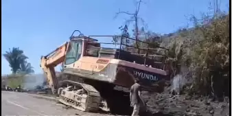 Escavadeira cai de veículo, atinge carro e motos e 4 pessoas morrem no sudeste do Pará