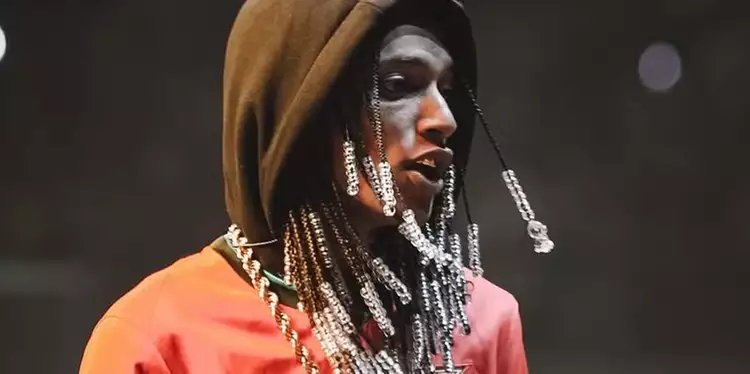 Cantor chegou ao local acompanhado de advogados, da mãe e a namorada (Foto/Reprodução/Instagram)